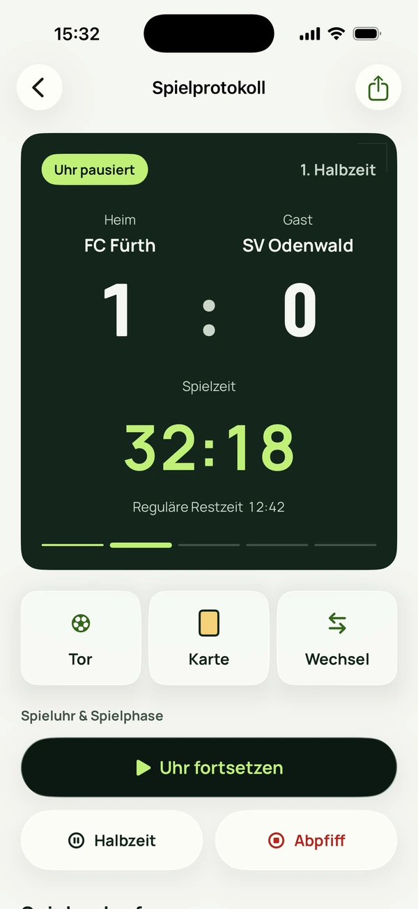 RefLog-Spieluhr bei 32:18 in der pausierten ersten Halbzeit, 12:42 regulärer Restzeit und Spielstand 1 zu 0.